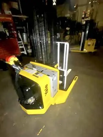 Yale 24 Volt Electric Walkie Stacker Forklift