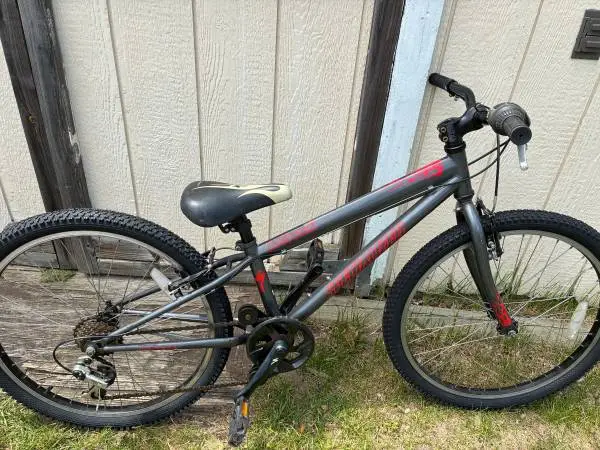 Reconditioned Kids Specialized Hotrock 24 Mountain Bike w/10 frame