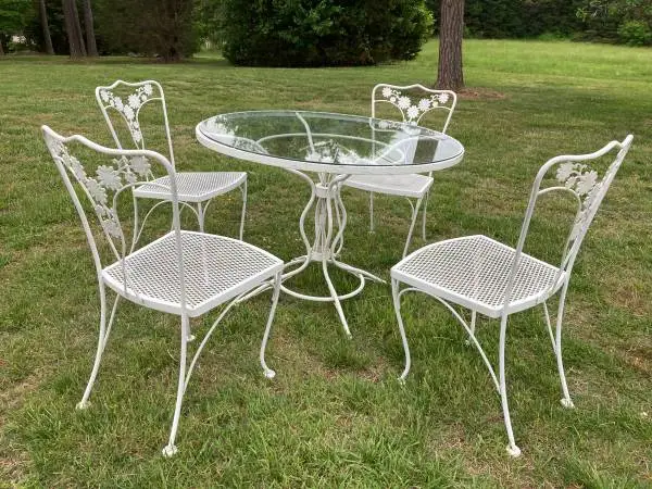 Adorable Vintage Woodard Daisy Bouquet Wrought Iron Patio Set