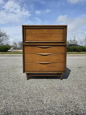 Beautuful Mid Century Vintage Dresser by Huntley