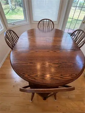 Beautiful Pennsylvania Dining Table with 4 Chairs