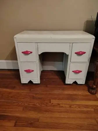 5drawer dresser and chair