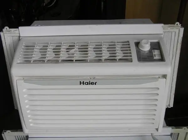 5000 btu HAIER AIR CONDITIONER * CLEAN and WORKS GREAT