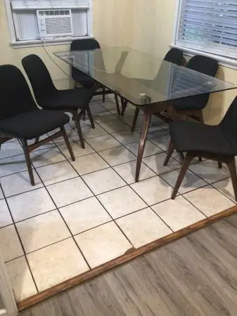 Dinnig table
