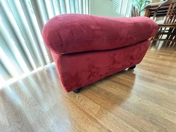 Red ottoman furniture - Velvet or microfiber upholstery