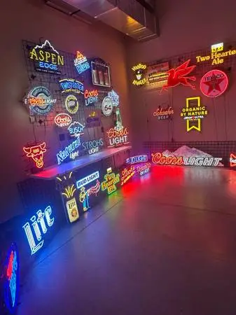 NEON SIGNS WANTED! 1 PIECE OR ENTIRE COLLECTIONS! BEER LIQUOR OIL SODA