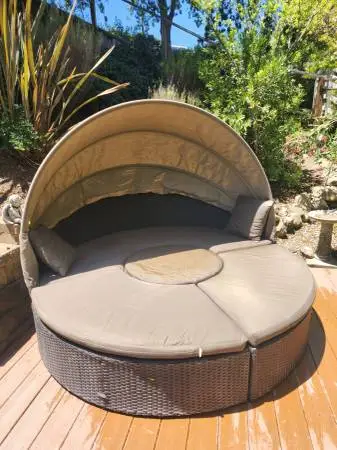 Ventana Luxury Round Outdoor Daybed / Sunbed with Retractable Canopy