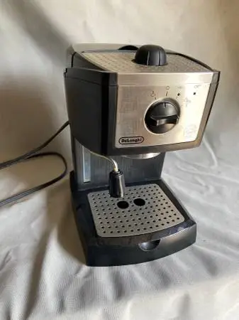 DeLonghi coffee / latte / expresso machine