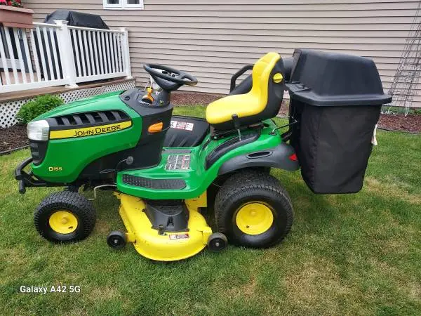 John Deere D 155 Lawn Tractor