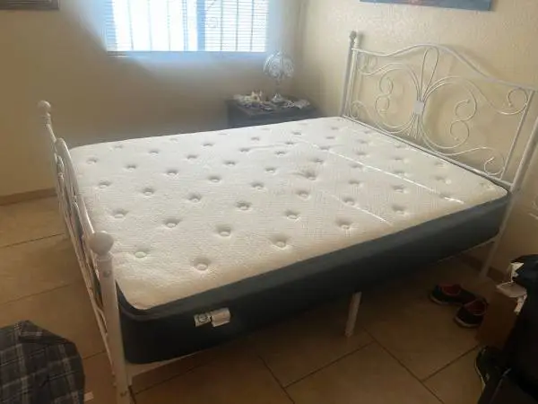 FULL SIZE BED WHITE METAL FRAME WITH MATTRESS