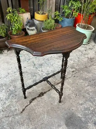 Vintage Antique Style Mahogany Scalloped Console / Side Table