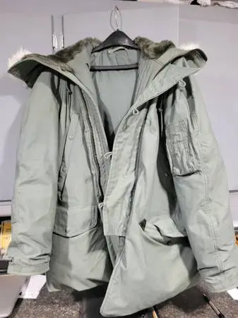 Military size Large heavy duty winter parka. Like New!