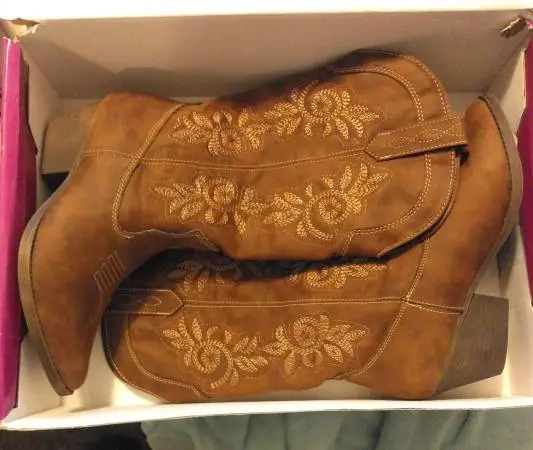 Womens cowboy style boots 8 1/2 M