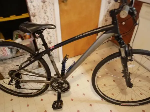SPECIALIZED CROSSTRAIL MENS BIKE 21 SPEED