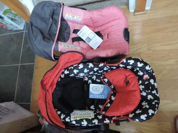 TWO BABY CAR SEAT WITH BASES DISNEY CLEAN EXCELLENT CONDITION 30518