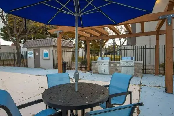 Simply beautiful 2 bed / 2 bath in prime Albuquerque neighborhood