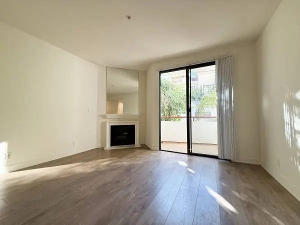 Westwood 1 Bedroom 1 Bath w/ Balcony+Fireplace+Parking+Gym +More