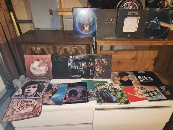 MUSIC- Vinyl LPs & 45 rpms, C.D.s - (Woodbury)