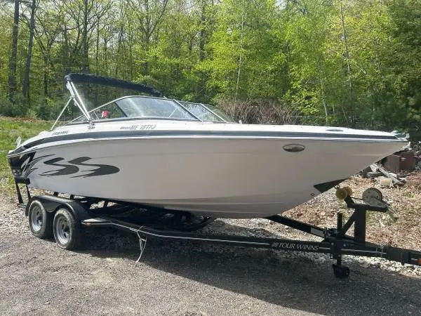 2010 Four Winns H220 SS - Bowrider.