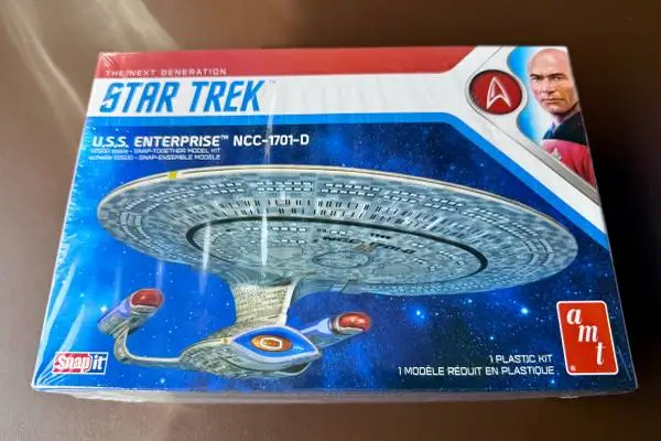 AMT Star Trek USS Enterprise NCC-1701-D Model Kit