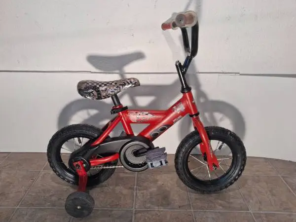 12 TIRES KIDS BIKE HUFFY $30