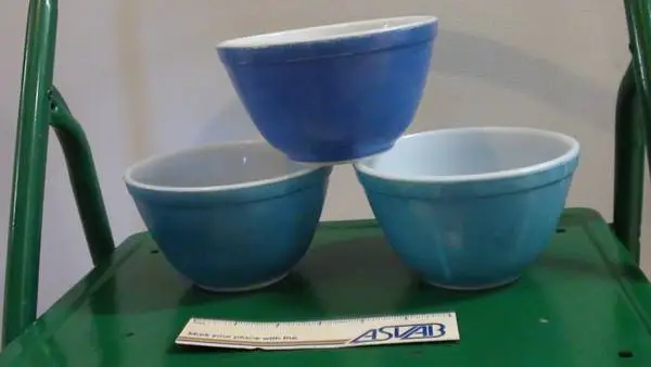 Vintage Pyrex Mixing Bowl #401 Small Blue