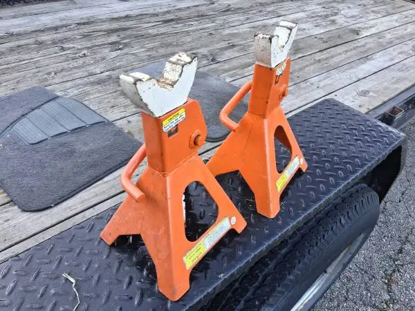 2 like new Jack Stands
