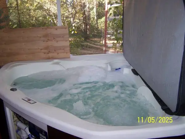 Hot Tub 2-3 Person Like New