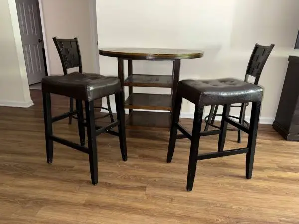 Raymour & Flanigan Dark Wood Table + 4 Bar Stools - Good Condition