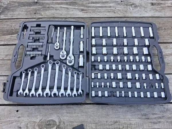 132 Piece ratchet and socket set