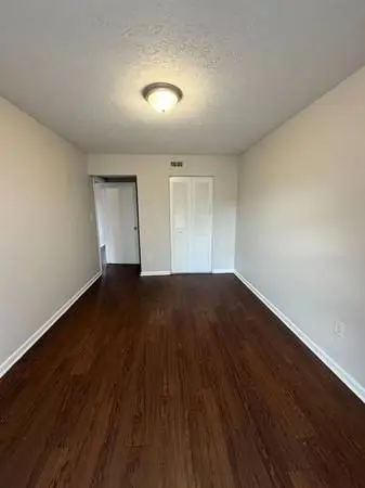 Dive into style! 2 BR, 1 BA, 875 Sq Ft of space awaits!