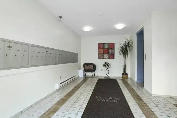 Newly Renovated Large 2 Bed +Den/ 1 Bath Suite Available June 15th!