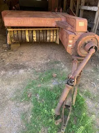 NEW HOLLAND SQUARE BALER