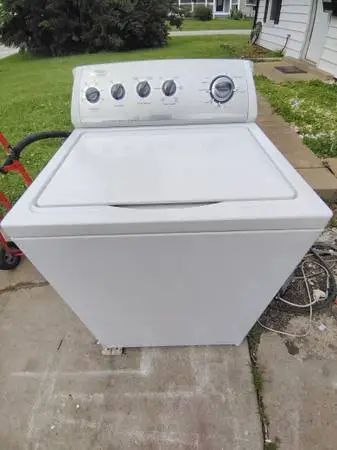 WHIRLPOOL SUPER CAPACITY WASHING MACHINE.