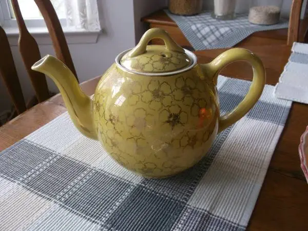 Antique HALL 10 Cup Tea Pot ~ Yellow Daisy Pattern