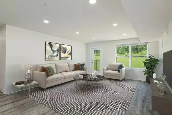 Lots of space! 1150 sqft, 2 bed, washer/dryer in unit, near everything