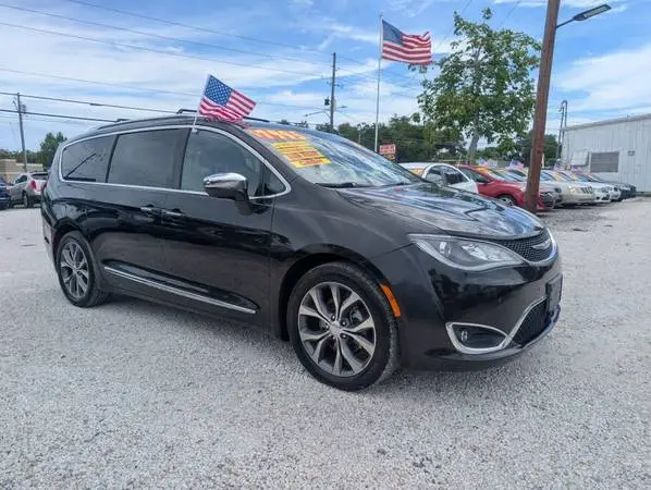 2017 Chrysler Pacifica Limited - 7 Pass, Sunroof, Clean, 360 Cameras