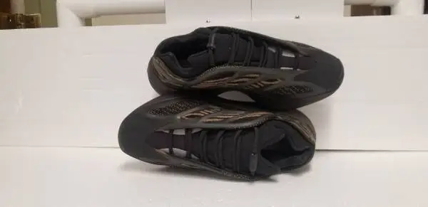 Yeezy 700 j3 brown clay size 9 1/2
