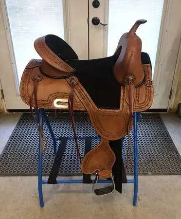 #NM7 NEW CIRCLE S TREELESS SADDLE AVAILABLE IN 15- AND 16-INCH SEAT