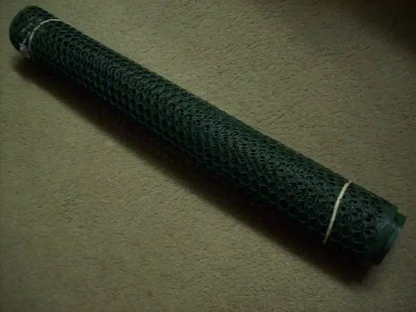 Green plastic garden fence mesh 8 feet length x 3 feet height
