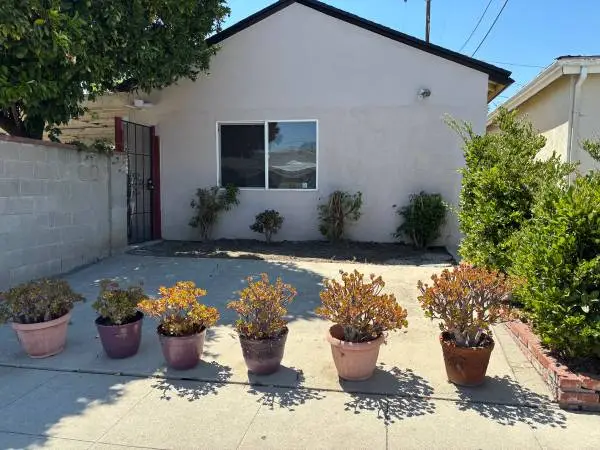 !!~STUNNING NEW DETACHED ONE SEPARATE BEDROOM GUEST HOUSE !! $1990