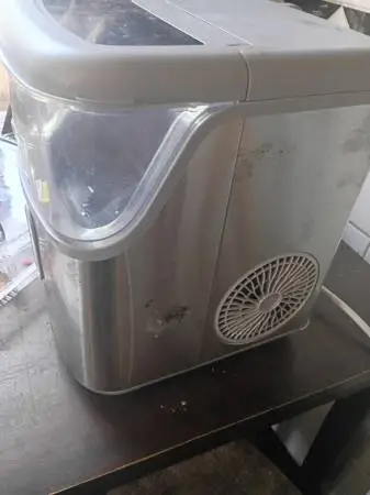LIKE NEW BARLEY USED COUTERTOP ICE MAKER WITH WARRANT