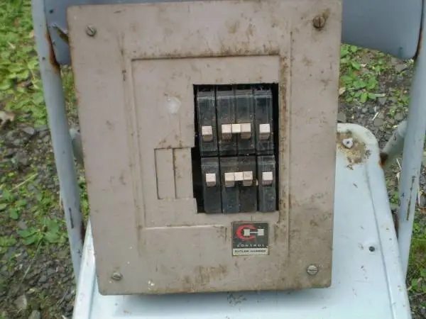 Cutler Hammer 100 Amp BR Panel with breakers