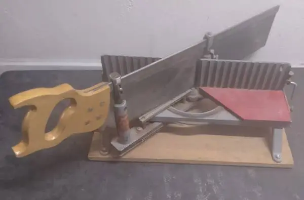 Millers Falls Vintage Miter Box with 24 Saw