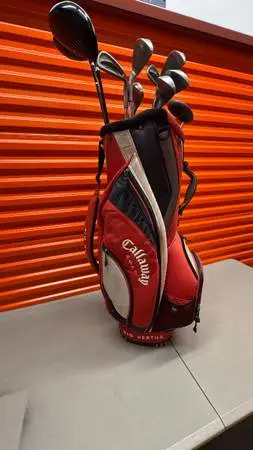 GOLF CLUBS SET READY FOR THE COURSE WITH CALLAWAY BAG