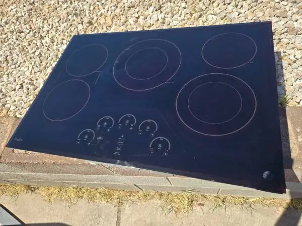 NEW  - GE PROFILE 30 5 BURNER GLASS TOP ELECTRIC COOKTOP IN BLACK