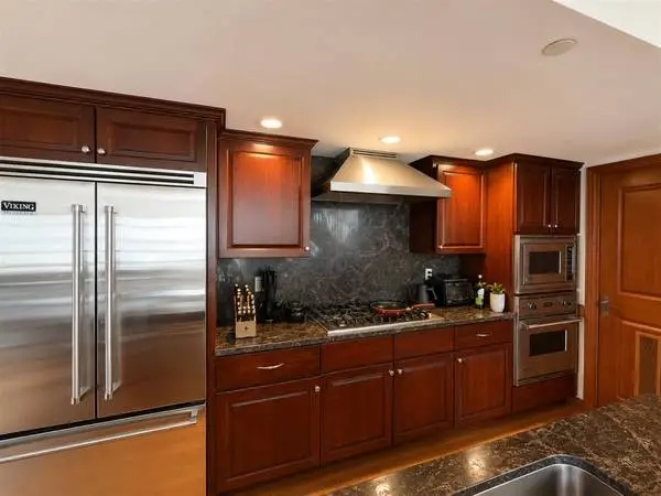 Penthouse Suite 3 Beds, 2.5 Baths, Garage, Granite, Marble Staircase,