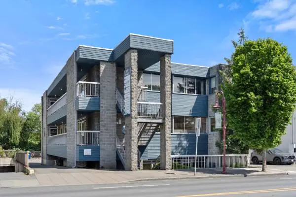 2-2727 Quadra St
