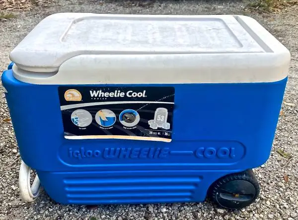 NICE BIG COOLER ON WHEELS