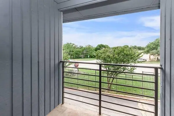 Open-Concept 1 BR in Prime Dallas Location-Rare Find!